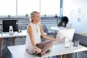 reducir estrés trabajo yoga y mindfulness